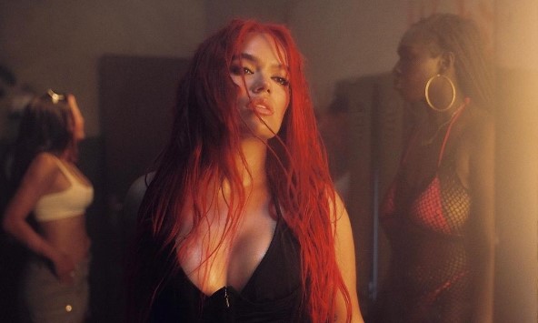 Karol G trae de nuevo el peor, ¿o mejor? peinado de los 90´s